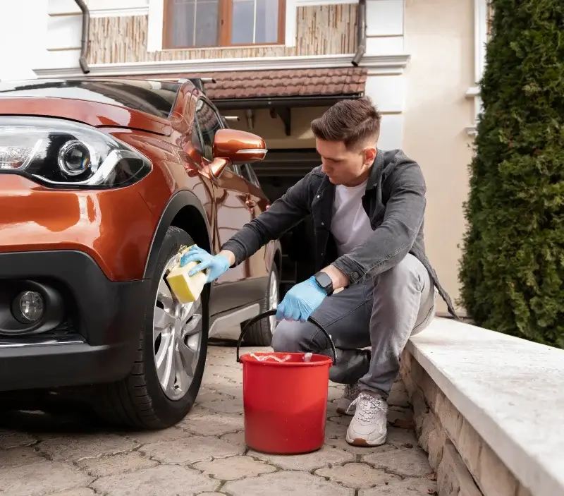 Lavage auto à domicile Monts-sur-Guesnes : professionnel intervenant sur un véhicule